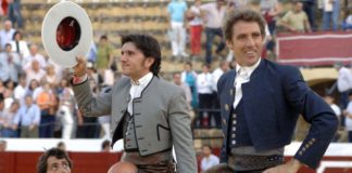 Diego Ventura, a hombros esta tarde en Osuna. (FOTO: Eduardo Porcuna)